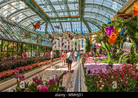 I turisti che visitano il Conservatory & Botanical Gardens di Bellagio nel Bellagio Luxury Resort and Casino sulla Las Vegas Strip a Paradise, Nevada Foto Stock