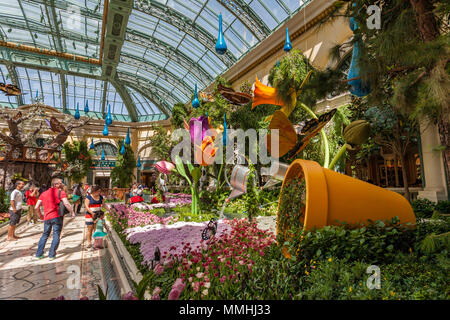 I turisti che visitano il Conservatory & Botanical Gardens di Bellagio nel Bellagio Luxury Resort and Casino sulla Las Vegas Strip a Paradise, Nevada Foto Stock