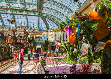 I turisti che visitano il Conservatory & Botanical Gardens di Bellagio nel Bellagio Luxury Resort and Casino sulla Las Vegas Strip a Paradise, Nevada Foto Stock