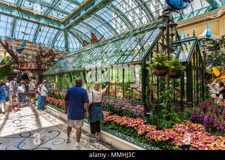 I turisti che visitano il Conservatory & Botanical Gardens di Bellagio nel Bellagio Luxury Resort and Casino sulla Las Vegas Strip a Paradise, Nevada Foto Stock