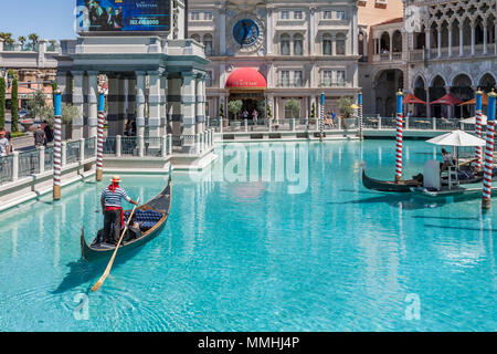 Gondolieri trasportare passeggeri per turismo su giri in gondola al Venetian Resort Hotel Casino sul Las Vegas Strip in Paradise, Nevada Foto Stock