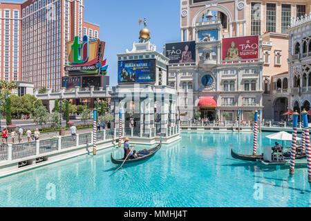 Gondolieri trasportare passeggeri per turismo su giri in gondola al Venetian Resort Hotel Casino sul Las Vegas Strip in Paradise, Nevada Foto Stock