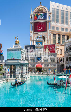 Gondolieri trasportare passeggeri per turismo su giri in gondola al Venetian Resort Hotel Casino sul Las Vegas Strip in Paradise, Nevada Foto Stock
