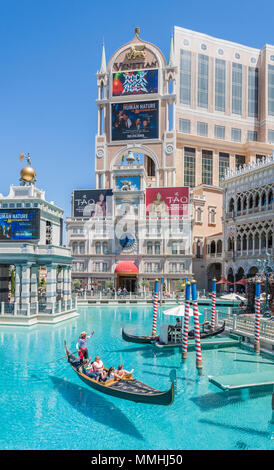 Gondolieri trasportare passeggeri per turismo su giri in gondola al Venetian Resort Hotel Casino sul Las Vegas Strip in Paradise, Nevada Foto Stock