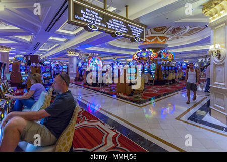 I turisti a giocare le slot machines al Venetian Resort Hotel Casino sul Las Vegas Strip in Paradise, Nevada Foto Stock