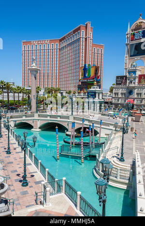 Treasure Island hotel and casino sorge oltre le piscine del resort Venetian sul Las Vegas Strip in Paradise, Nevada Foto Stock