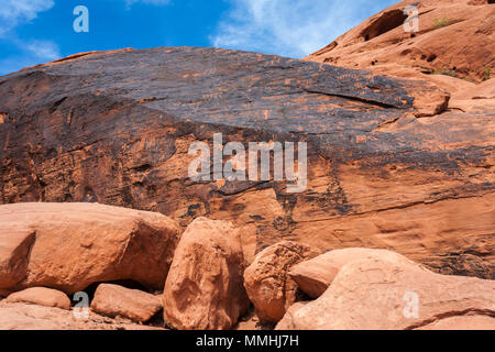 Simboli incisi in rosso Aztec roccia arenaria formazioni in il Parco della Valle di Fire State in Overton, Nevada a nord-est di Las Vegas Foto Stock