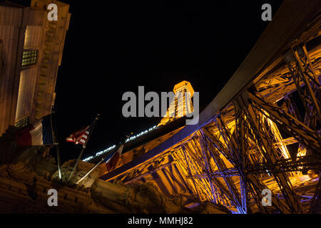 Riproduzione in scala della torre Eiffel al Paris Las Vegas Hotel e Casino visto da sotto e illuminata di notte sul Las Vegas Strip in Paradise, Nevada Foto Stock