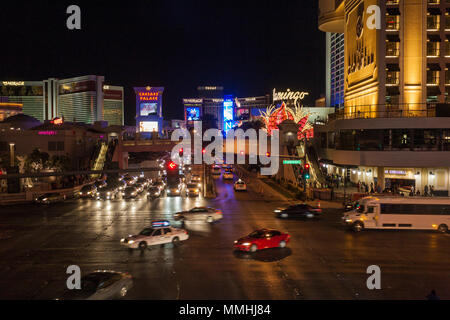 Scena notturna di Las Vegas Boulevard di notte sul Las Vegas Strip in Paradise, Nevada Foto Stock