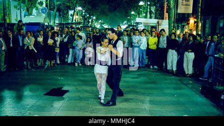 Barcellona, Spagna; giovane ballare il tango a Las Ramblas Foto Stock