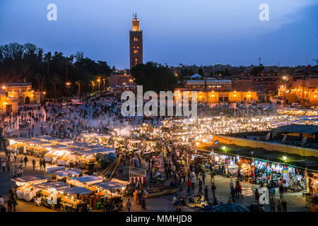 Marrakech, Marocco; vista la Djemaa el Fna al tramonto. Foto Stock