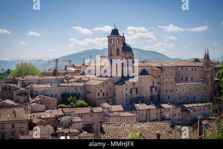 Vista della città medievale di Urbino, Italia. Foto Stock