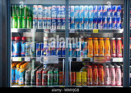 Bibite gassate in vendita in un supermercato frigo chiller. Foto Stock