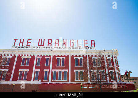 CHEYENNE WYOMING - Aprile 27, 2018: vista del Wrangler nel centro storico di Cheyenne Wyoming. Il Wrangler ranchwear store è stato in attività di sinc Foto Stock