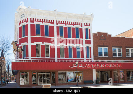 CHEYENNE WYOMING - Aprile 27, 2018: vista del Wrangler nel centro storico di Cheyenne Wyoming. Il Wrangler ranchwear store è stato in attività di sinc Foto Stock