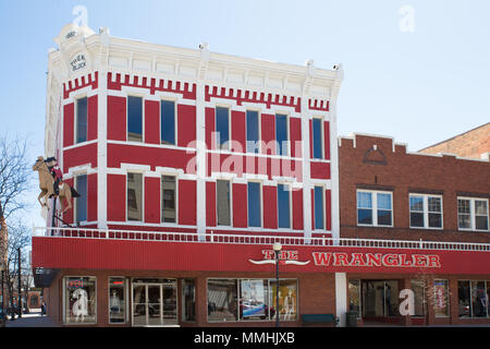 CHEYENNE WYOMING - Aprile 27, 2018: vista del Wrangler nel centro storico di Cheyenne Wyoming. Il Wrangler ranchwear store è stato in attività di sinc Foto Stock