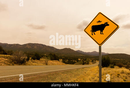 Mucca Alien Abduction cartello stradale lungo il sentiero di turchese, Route 66 Scenic Byway, in primavera tra Santa Fe e Albuquerque, Nuovo Messico. NM 14. Foto Stock