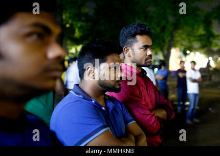 Dacca in Bangladesh: 12 maggio 2018. Popolo del Bangladesh guardare sul grande schermo durante il Bangladesh il primo satellite di comunicazioni, il Bangabandhu-1 lanciando a Dhaka, nel Bangladesh il 12 maggio 2018. SpaceX ha lanciato il suo potente blocco 5 Falcon 9 razzi per la prima volta, portando il Bangladesh il primo satellite di comunicazioni, il Bangabandhu 1, eiettato fuori dal Kennedy Space Center di Cape Canaveral in Florida a noi ora locale 4:14pm (Bangladesh tempo 2:14am). © Rehman Asad/Alamy Stock Photo Foto Stock