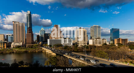 Il 2 marzo 2018, Austin, Texas - Austin Cityscape skyline serale con grattacieli giù Congress Avenue ponte sul fiume Colorado Foto Stock