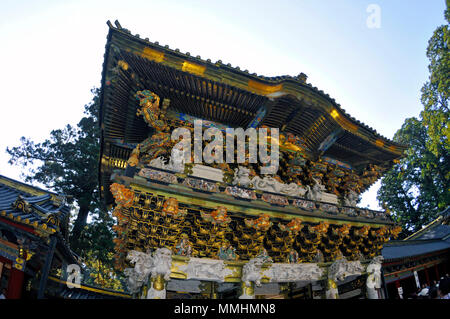 Intricati facade ornati di uno dei templi dentro il Santuario Toshogu, Nikko, Giappone Foto Stock