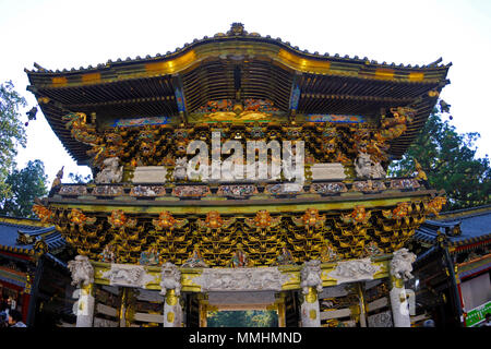 Intricati facade ornati di uno dei templi dentro il Santuario Toshogu, Nikko, Giappone Foto Stock