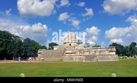 Rovine dell'Osservatorio Maya El Caracol nel patrimonio mondiale di UNESCO sito di Chichen Itza, Merida, la penisola dello Yucatan, Messico Foto Stock