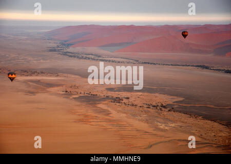 Volo in mongolfiera ad aria calda sopra il deserto del Namib, area Sossusvlei, Sesriem, Namibia Foto Stock