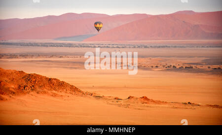 Volo in mongolfiera ad aria calda sopra il deserto del Namib, area Sossusvlei, Sesriem, Namibia Foto Stock