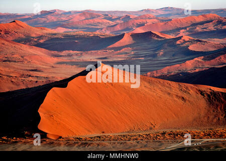 L'arancione e il rosso le dune di sabbia del deserto del Namib all'alba, Namib-Naukluft National Park, area Sossusvlei, Sesriem, Namibia Foto Stock
