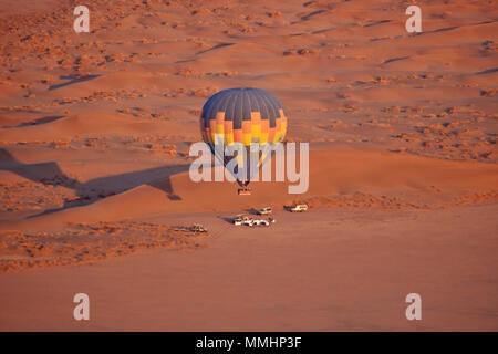 Volo in mongolfiera ad aria calda sopra il deserto del Namib, area Sossusvlei, Sesriem, Namibia Foto Stock