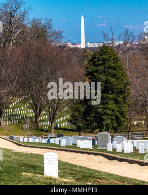 Marzo 26, 2018 - Il Cimitero di Arlington lapidi da soldati caduti presso il Cimitero di Arlington mostra Washington Memorial in background distanti Foto Stock