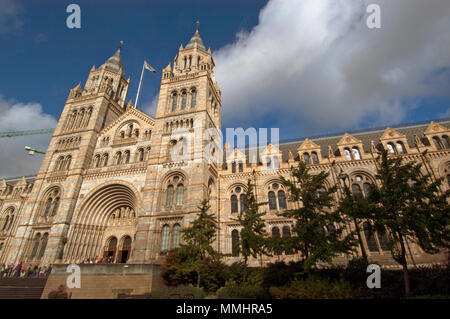 Façade romanica del Museo di Storia Naturale di Londra, Inghilterra Foto Stock