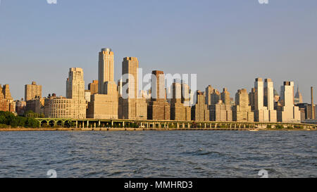 Skyline di Manhattan superiore vista dal fiume Hudson al tramonto, New York New York, Stati Uniti d'America Foto Stock