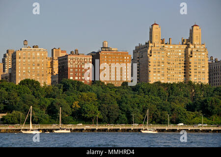 Skyline di Manhattan superiore vista dal fiume Hudson al tramonto, New York New York, Stati Uniti d'America Foto Stock