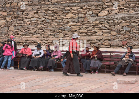 Pellegrini tibetana al di fuori della sacra Scrittura Bakong Stampa Monastero a Dege, Sichuan, in Cina Foto Stock