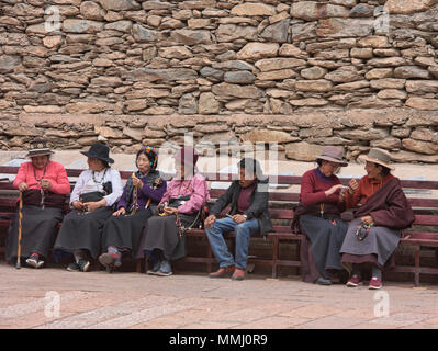 Pellegrini tibetana al di fuori della sacra Scrittura Bakong Stampa Monastero a Dege, Sichuan, in Cina Foto Stock