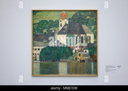 Pittura 'Chiesa in Unterach am Attersee' del pittore simbolista austriaco Gustav Klimt (1916) in mostra alla mostra 'WOW! La collezione Heidi Horten' nel Museo Leopold di Vienna, Austria. La mostra che presenta i capolavori di una delle più imponenti collezioni private europee si svolge fino al 29 luglio 2018. Foto Stock