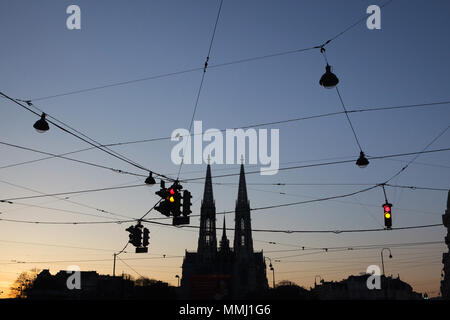 Tramonto sulla Votivkirche (Chiesa Votiva) progettata dall'architetto austriaco Heinrich von Ferstel sulla Ringstrasse di Vienna in Austria. Foto Stock