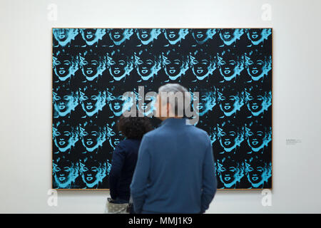 I visitatori di fronte al dipinto 'quaranta Marilyns blu' (1978-1980) da noi pittore Andy Warhol esposti nella mostra "WOW! La Heidi Horten raccolta" in Il Leopold Museum di Vienna, Austria. La mostra che presenta i capolavori da uno dei più imponenti europeo collezioni private viene eseguito fino al 29 luglio 2018. Foto Stock