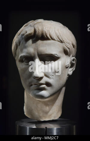 L'imperatore romano Augusto. Roman busto in marmo del primo secolo d.c. sul display del Kunsthistorisches Museum (Museo di Storia dell'arte) di Vienna in Austria. Foto Stock