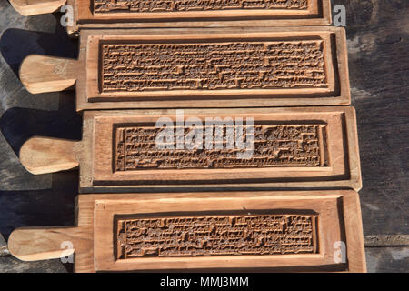 Essiccazione woodblock tibetana di stampe presso il santo Bakong scrittura Stampa Monastero a Dege, Sichuan, in Cina Foto Stock