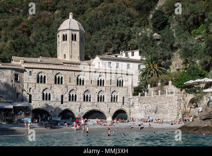 Villaggio costiero e la spiaggia di San Fruttuoso, Liguria, Italia. Foto Stock