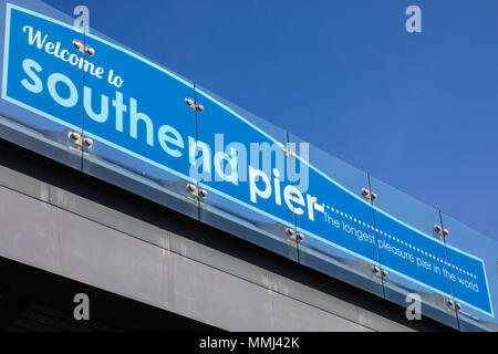 SOUTHEND-ON-SEA, Essex - 18 Aprile 2018:un segno accoglie i visitatori a Southend Pier in Essex - il piacere più lungo molo nel mondo, il 18 aprile 2 Foto Stock