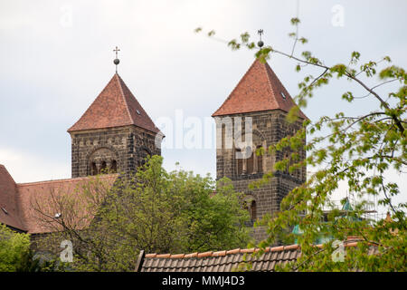 Quedlinburg, Germania - 10 Maggio 2018: vista sulle torri della chiesa Collegiata di San Servatii nel Patrimonio Mondiale UNESCO Città di Quedlinburg, Ger Foto Stock