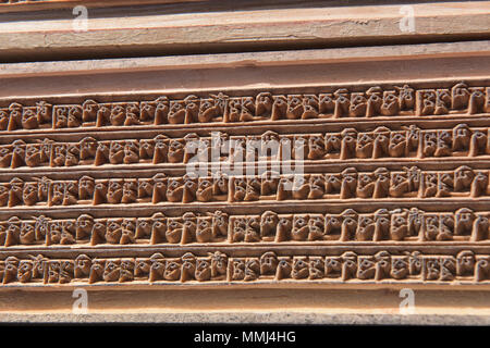 Essiccazione woodblock tibetana di stampe presso il santo Bakong scrittura Stampa Monastero a Dege, Sichuan, in Cina Foto Stock