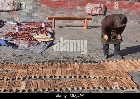 Essiccazione woodblock tibetana di stampe presso il santo Bakong scrittura Stampa Monastero a Dege, Sichuan, in Cina Foto Stock