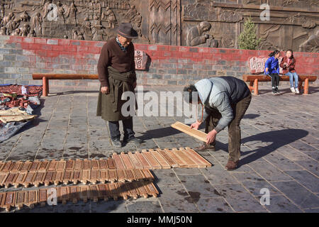 Essiccazione woodblock tibetana di stampe presso il santo Bakong scrittura Stampa Monastero a Dege, Sichuan, in Cina Foto Stock