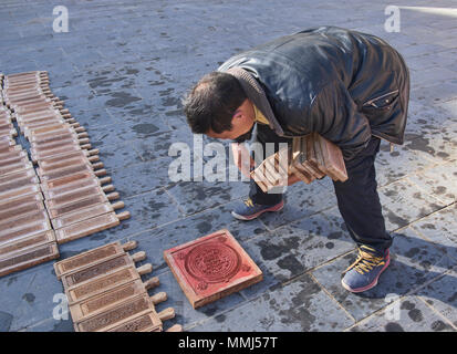 Essiccazione woodblock tibetana di stampe presso il santo Bakong scrittura Stampa Monastero a Dege, Sichuan, in Cina Foto Stock