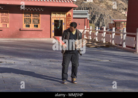 Essiccazione woodblock tibetana di stampe presso il santo Bakong scrittura Stampa Monastero a Dege, Sichuan, in Cina Foto Stock