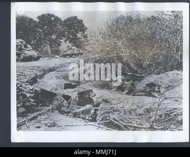 . Inglese: Tombe dei britannici e truppe indiane che hanno fermato il giapponese (e INA) anticipo in aspra lotta nella battaglia di Kohima, 1944; una news bureau foto: *la didascalia*; anche *le truppe britanniche scavato in per la battaglia* e *la didascalia* . 1944. Unknown 98 le truppe britanniche scavato in per la battaglia Foto Stock